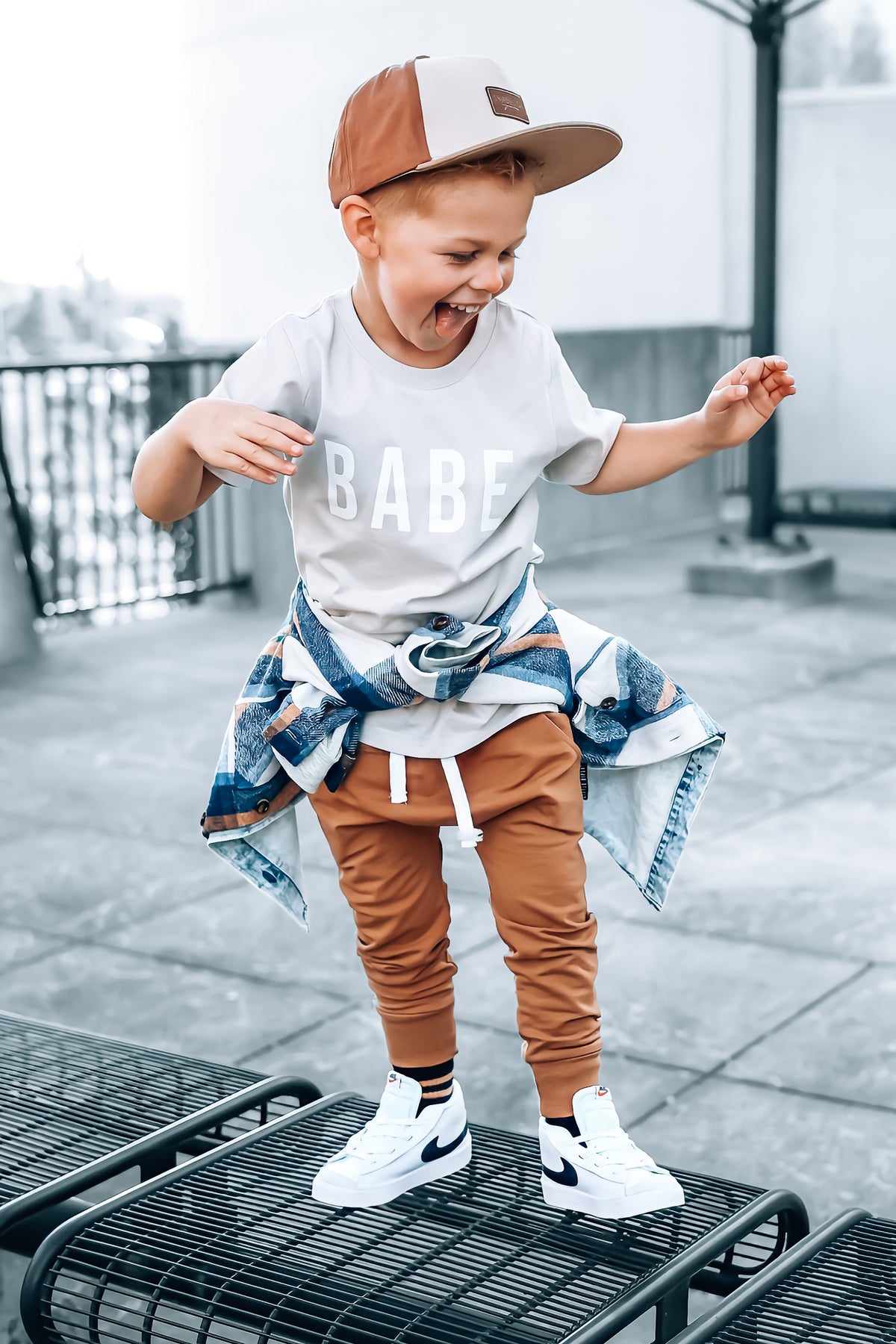 BABE TEE - STONE