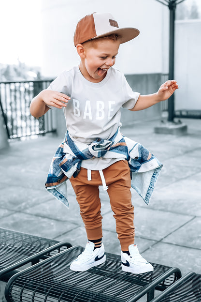 BABE TEE - STONE